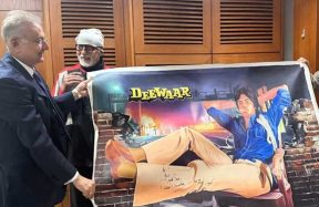 Amitabh Bachchan Meets Guinness Record Holder Anil Dhanak on Deewaar’s 51st Anniversary
