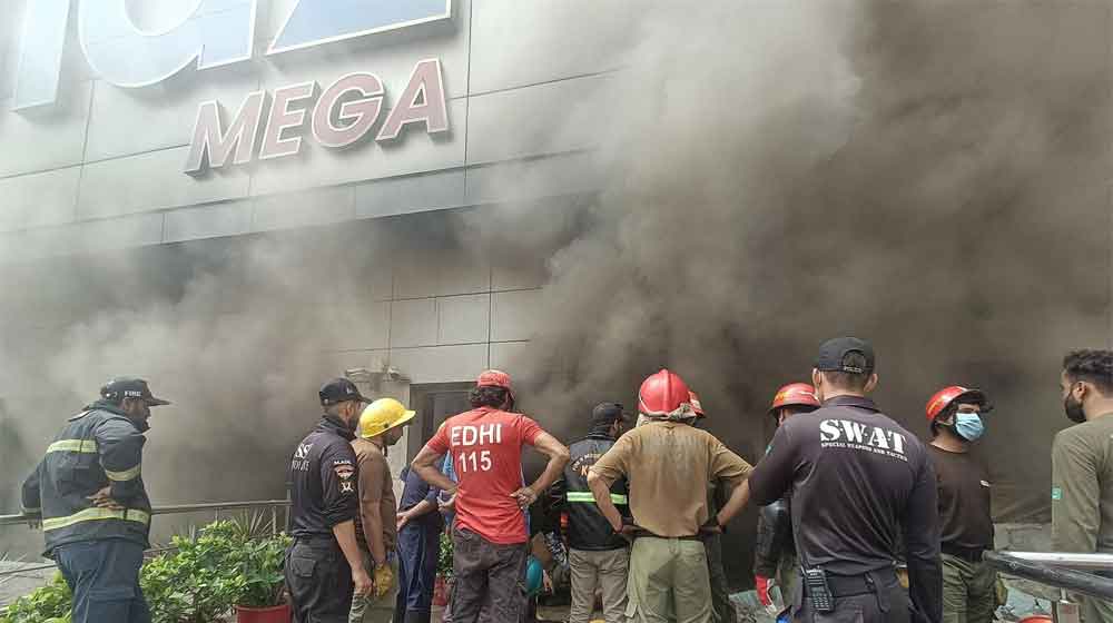 Fire erupts at super store in Karachi’s Zamzama area