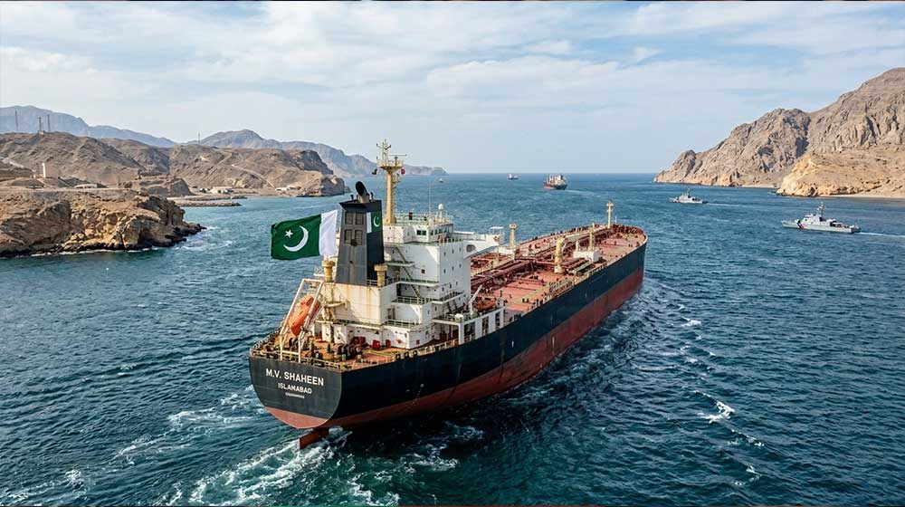 Pakistani Ships Pass Through the Strait of Hormuz After Iran Agreement