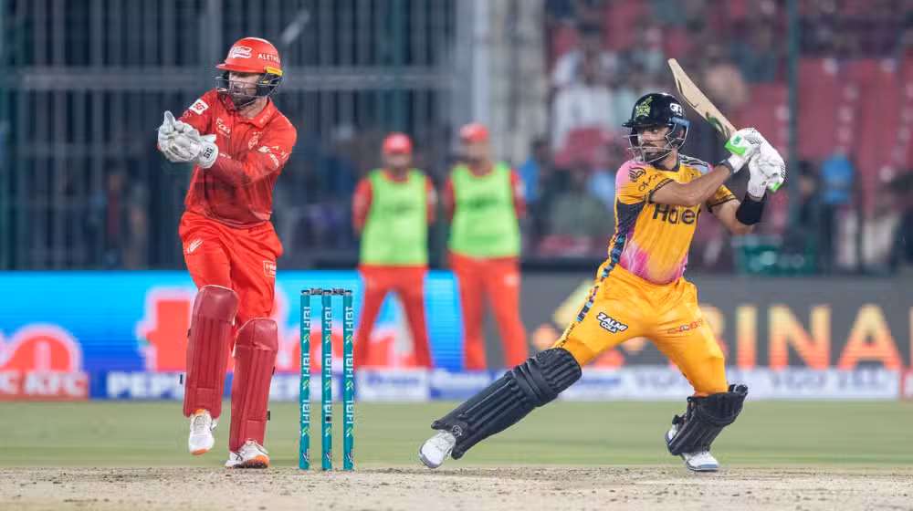 Babar leads Zalmi to final