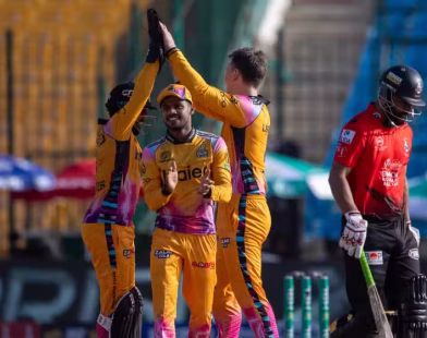 Peshawar Zalmi crush Lahore Qalandars